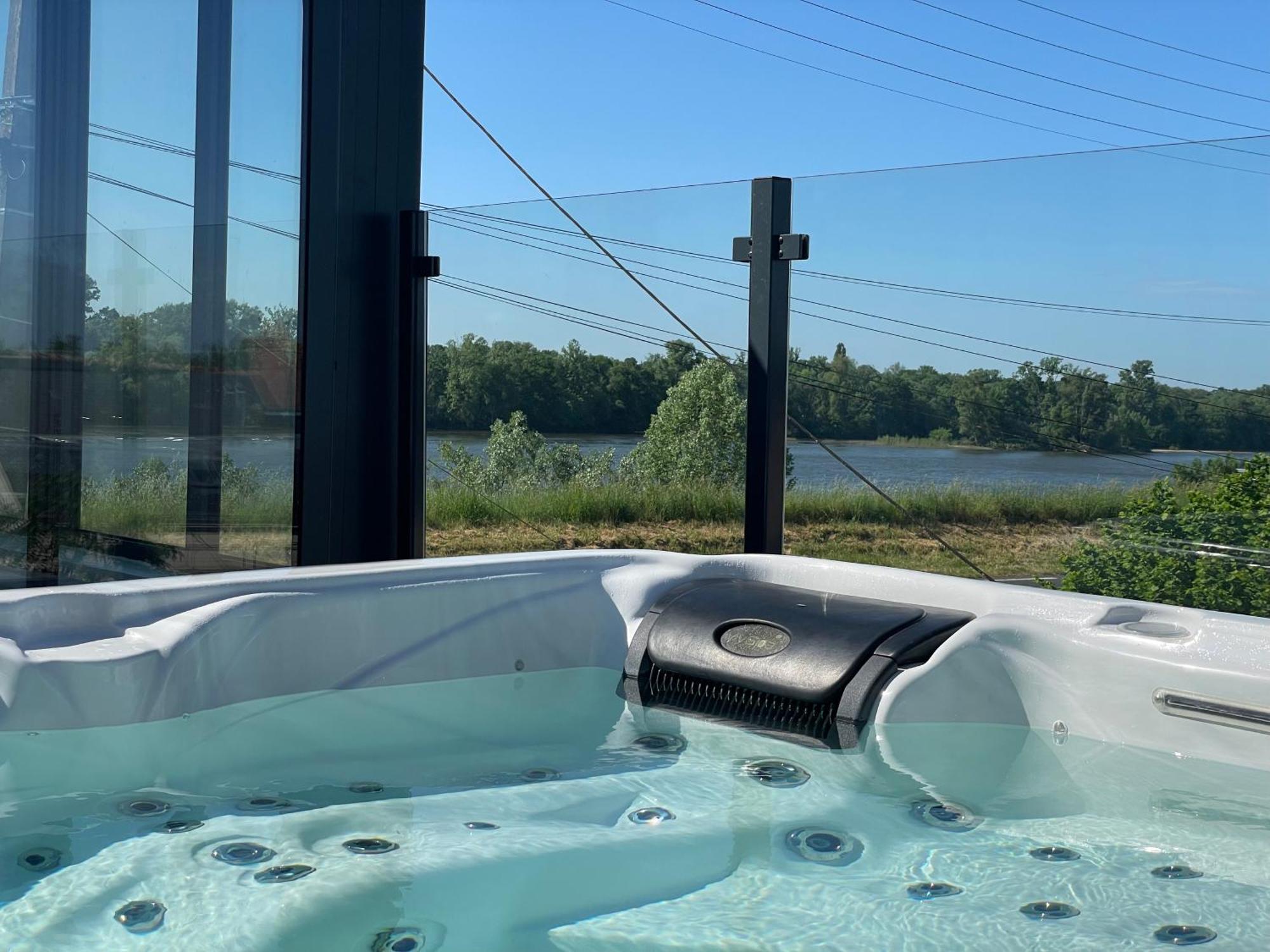 Jacuzzi Et Vue Sur Loire - Maison D'Hotes L'Odyssee La Chapelle-sur-Loire Exterior photo